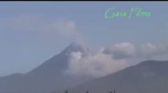 VIDEO: Sopka chrlí lávu a kamení