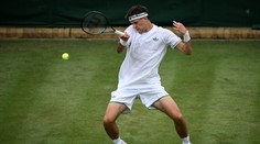 Zvolil špatné ubytování a teď se peče. Menšík se ve Wimbledonu chladí fénem