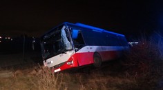 Po srážce dvou autobusů skončil jeden v příkopu, lehké zranění