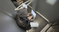 Falešní manažeři připravili muže o půl milionu. Policie po nich pátrá