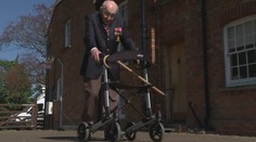 Hrdinou Británie je téměř stoletý Tom. Chozením vysbíral miliony pro lékaře