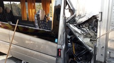 Dálnici uzavřela srážka mikrobusu a kamionu! 7 zraněných, 2 těžce