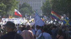 V Berlíně v sobotu vyšly do ulic tisíce lidí, aby protestovali proti koronavirovým opatřením