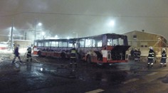 V pražských Kobylisích shořel autobus MHD