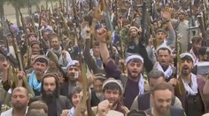 Tálibán zabírá další území. Desítky tisíc Afghánců prchají ze země