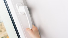 Batole uvěznilo maminku na balkóně. Ženě museli pomoci hasiči