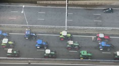 VIDEO: Stovky protestujících farmářů zablokovaly traktory dopravu