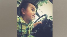 Šestiletý řídil, tříletý se vezl. Klučíci bourali, když vzali rodičům auto