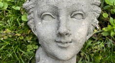 Influencer v Itálii zničil historickou sochu. Imbecilové, reagoval politik