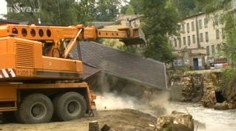 Bagry demolují domy poškozené povodněmi