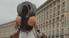 VIDEO: Tohle by Putin neviděl rád. Ukrajinka si z jeho tanku udělala cvičební pomůcku