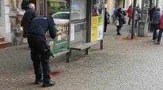 Rvačka na autobusové zastávce skončila střelbou. Podezřelý přišel na policii sám