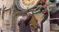 Polovina soch Pražského orloje zmizela. Ošetřují je restaurátoři, vrátí se na podzim