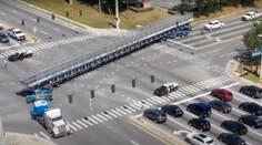 Sedmdesátimetrový kolos na dálnici? Podívejte se na ten balet za volantem!