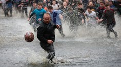 Nejbrutálnější fotbal. Při tradičním utkání nezastaví hráče bláto ani řeka