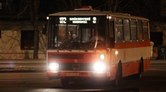 Opilí mladíci zkopali řidiče autobusu a mlátili ho lahví do hlavy