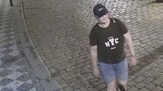 Lupič s pistolí za bílého dne přepadl v centru Prahy ženu. Policie prosí o pomoc