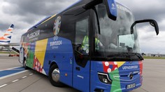 Češi si na hotelu krátí chvíli padelem. Do Lipska pojedou vlakem