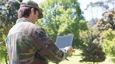 Na českém internetu řádí falešní vojáci. Lidé jim posílají statisíce