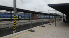 Rychlík na Kolínsku projel návěstidlo na červenou. Hasiči evakuovali 200 lidí