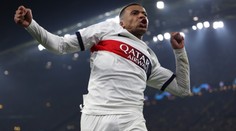 PSG nakonec slaví postup ze skupiny smrti. Newcastle v pohárech končí