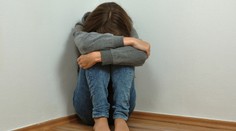 Bití kabelem, máčení ve studené vodě. Týrání dětí v Česku má omezit zákon