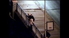 Před kamerou přemluvili sebevraha, aby z mostu neskákal