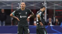 Černé pásky a prázdná sedačka. Fanoušek Liverpoolu zemřel před LM