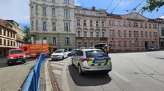 V Českých Budějovicích navrtali plynové potrubí. Hasiči evakuovali přes sto dětí