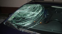 Zaměstnancům v Třinci se nelíbila výplata, šéfovi rozbili auto lopatou