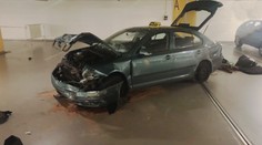 Drama v ulicích Prahy: Opilý a zfetovaný muž ukradl taxi, pak boural v garážích