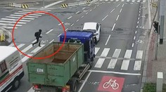 VIDEO: Mladá žena přebíhala silnici. Vlétla přímo pod kola dodávce