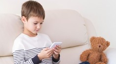 Porno, výhružky a násilí. Nevhodná videa šíří mezi dětmi skupiny na WhatsAppu