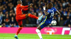 Hrdina Chelsea dohrával se zraněním v rozkroku. Zašívali ho v šatně
