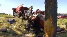 Na Pardubicku narazilo auto do stromu, dva muži nepřežili