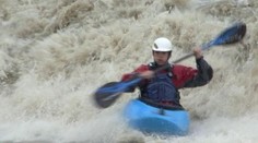 VIDEO: Povodňový adrenalin. Vodáci si užívají v rozbouřené vodě