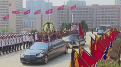 Velkolepého pohřbu v Severní Koreji se účastnily tisíce lidí. Země přitom bojuje s covidem
