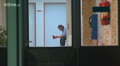 Muž s granátem je stále v nemocnici. Možná je napojený na mafii