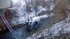 Řidič spadl s autem do potoka. Museli ho vystříhat, skončil v nemocnici