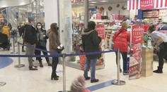 Davy lidí vzaly obchody útokem. Venku se tvoří dlouhé fronty