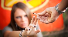 České děti v sevření drog. Kupují je ve večerkách, přibývá předávkování