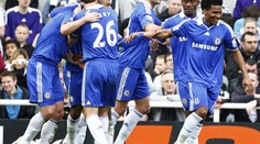 Chelsea vyhrála v Newcastlu, Terry kopnul Čecha do hlavy