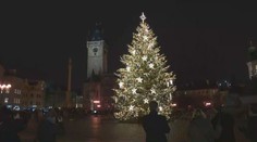 Rozsvěcení stromku na "Staromáku" bylo bez diváků. Co jiná města?