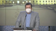 Na rekonvalescenci není čas. Hamáček po operaci zamířil na jednání vlády