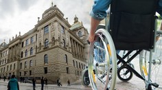 "Važte si toho!" řekla ochranka vozíčkáři a vyhodila ho z muzea