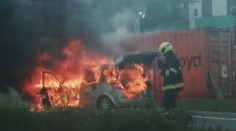 Požár u čerpací stanice. Z auta vyšlehly plameny, řidič se těsně zachránil