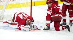 Černý den gólmanů v NHL: Mrázek chyboval, Mazanec lovil šestkrát