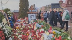 Lidé v Moskvě stáli frontu, aby se dostali k hrobu Navalného. Okolí střeží policie