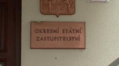 Státní zástupci plácali svoji kolegyni po zadku, ta si na ně stěžuje