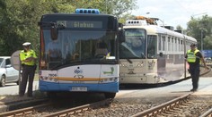 Autobus vjel v Ostravě do cesty tramvaji. Pět žen zraněno